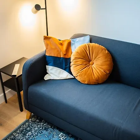 Balanced 3 Bedroom Serviced 68m2 公寓 *